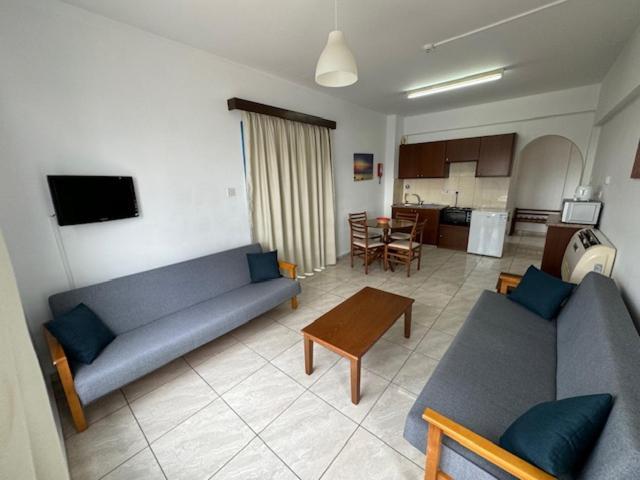 Kefalonitis Hotel Apartments Paphos Exterior photo
